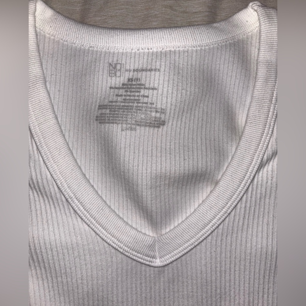 NWOT White Ribbed V Neck Top - Picture 2 of 3